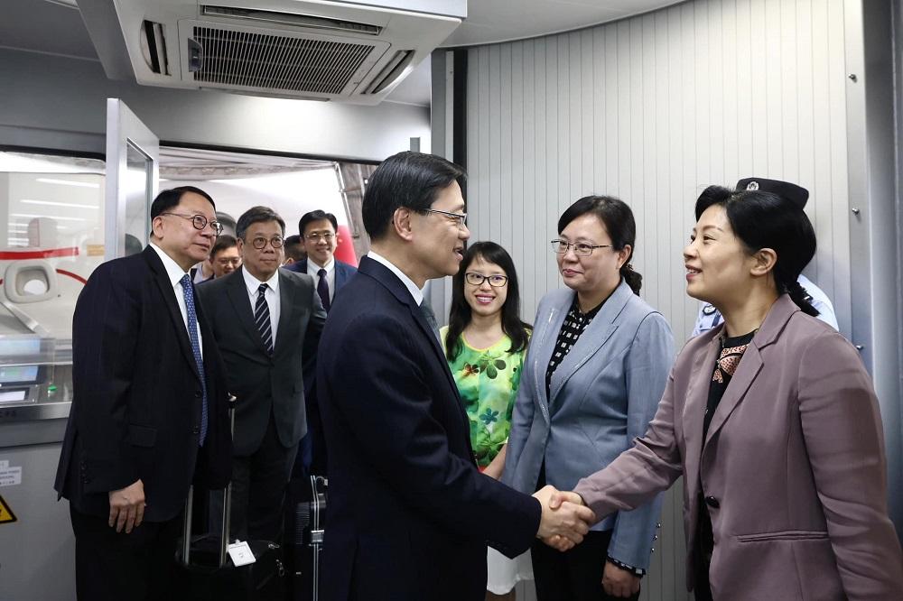 李家超抵重慶訪問