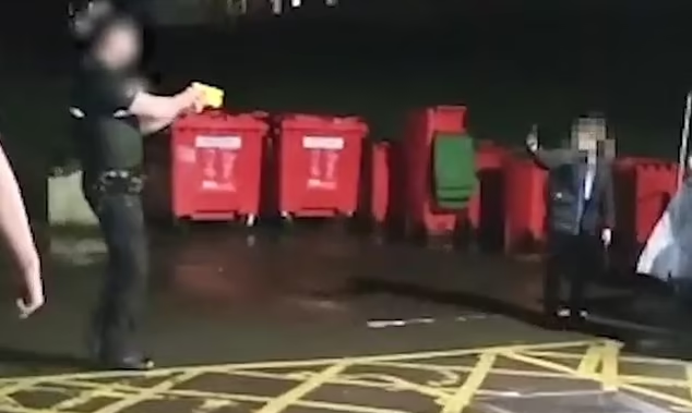 英11歲男亮刀指嚇警員稱「直播」遭射電槍制服 引發關注