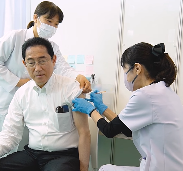 岸田文雄接種第6針的新冠疫苗。(影片截圖)