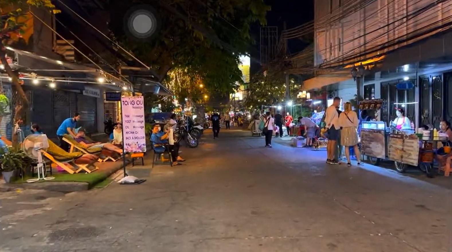 翻譯貼文的網友上傳泰國街頭按摩的畫面。(互聯網)