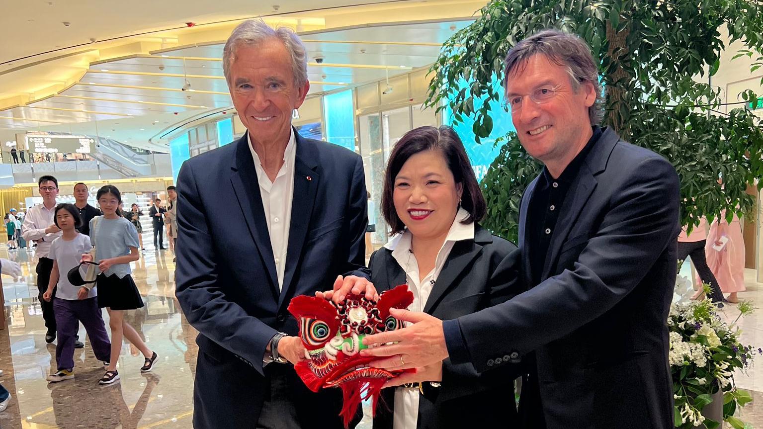 LVMH主席阿爾諾現身上海IFC商場 新地馮秀炎親自招待及送紀念品