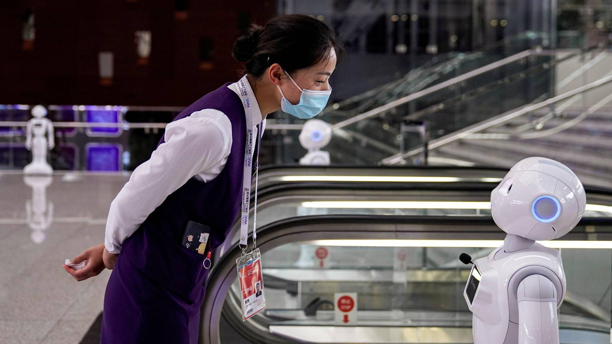 日本民調：76.9%受訪者擔心工作比AI搶走。(網上圖片)