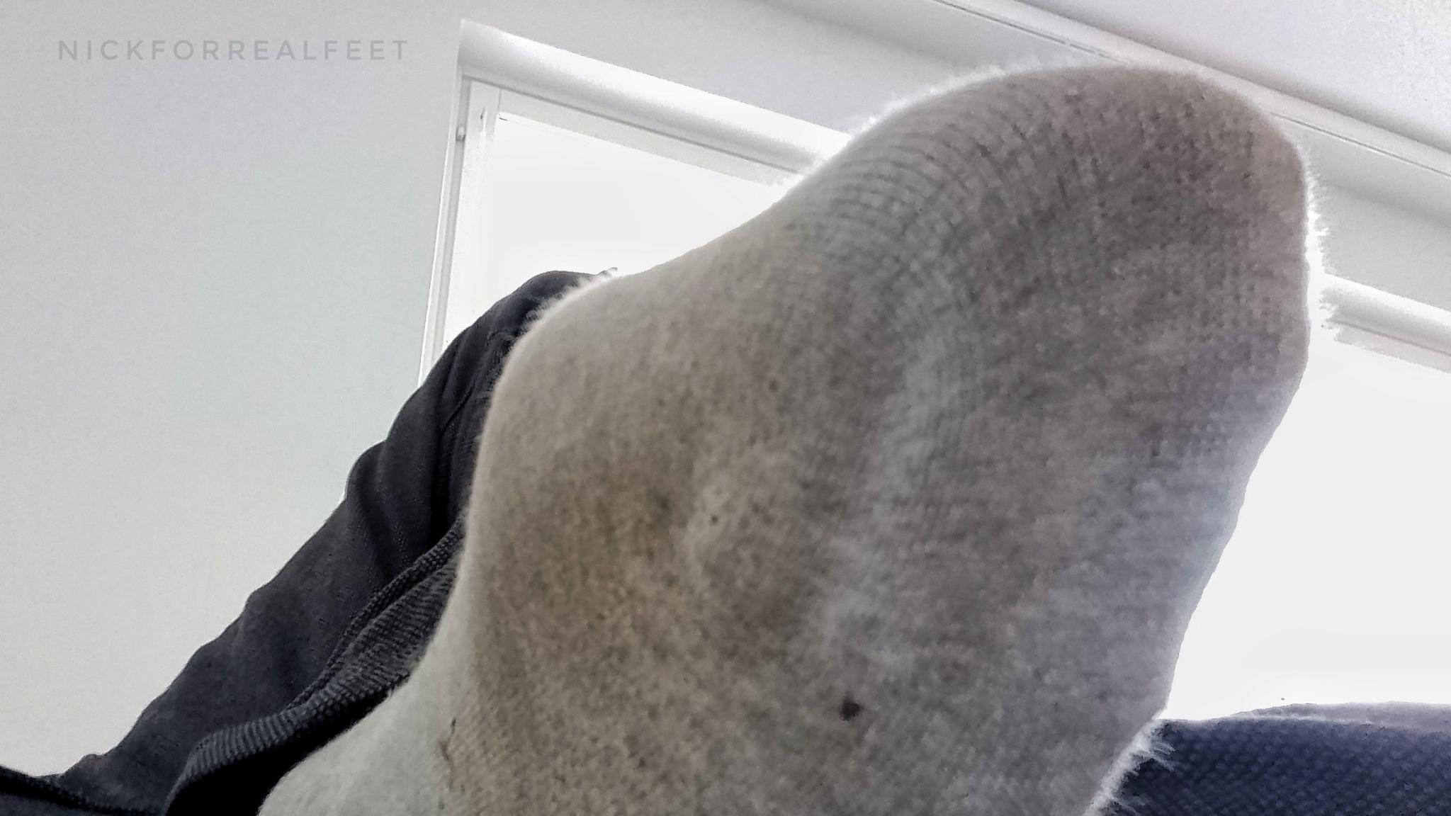 飛機後座臭腳向前伸，男乘客出招令對方知難而退。(網上圖片)