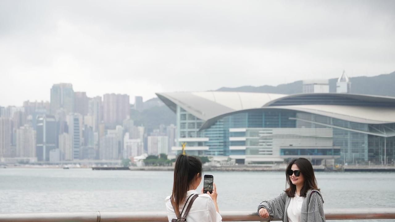 今日有幾陣驟雨及狂風雷暴，最高約31度。(資料圖片)