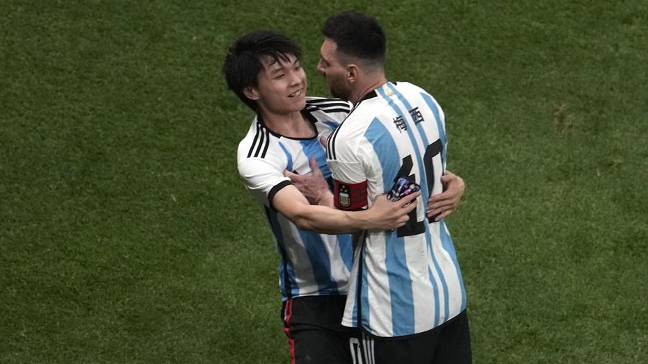 突破保安熊抱美斯，瘋狂球迷：效法國外球迷兼慳錢合照。(AP)