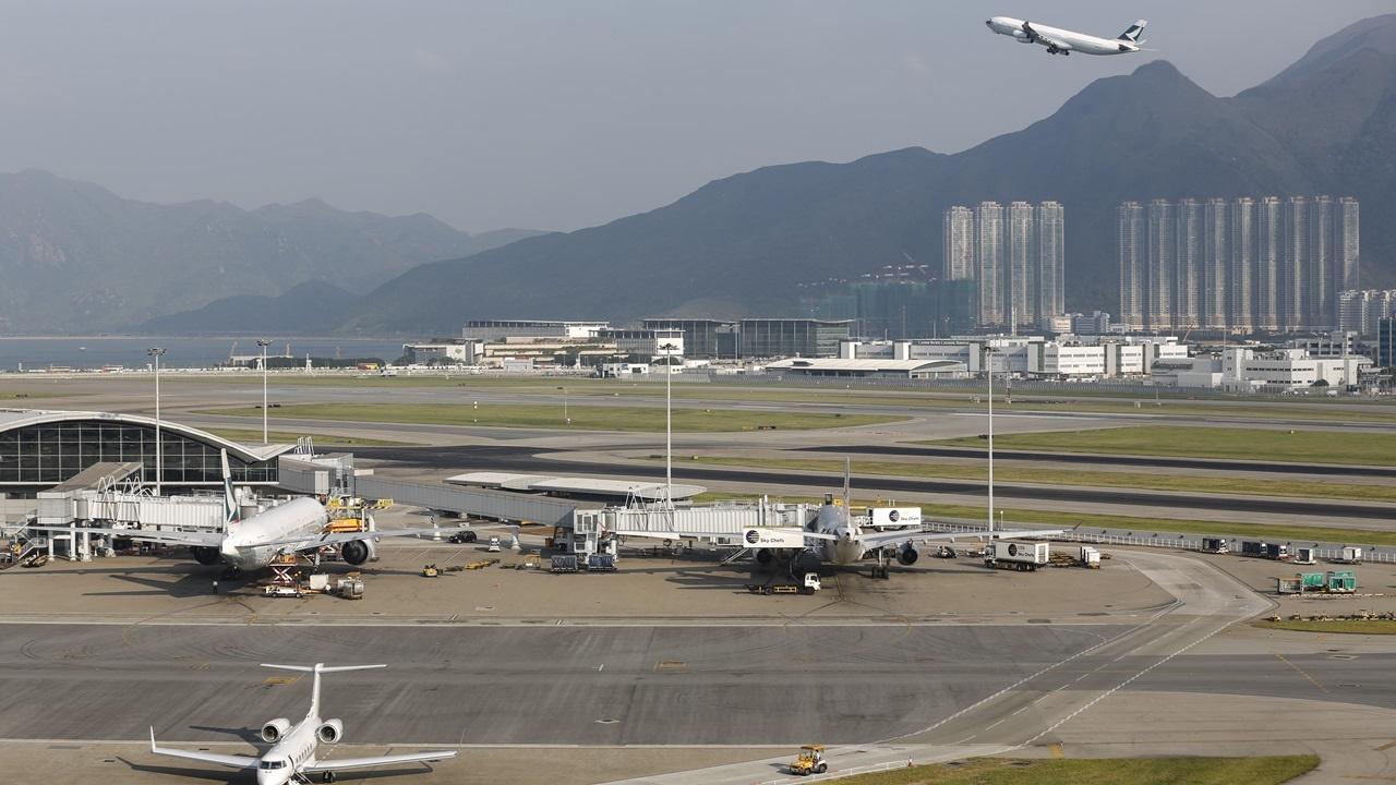 再有民航機疑遭激光照射，警方機場對開海面搜索未有發現。(資料圖片)