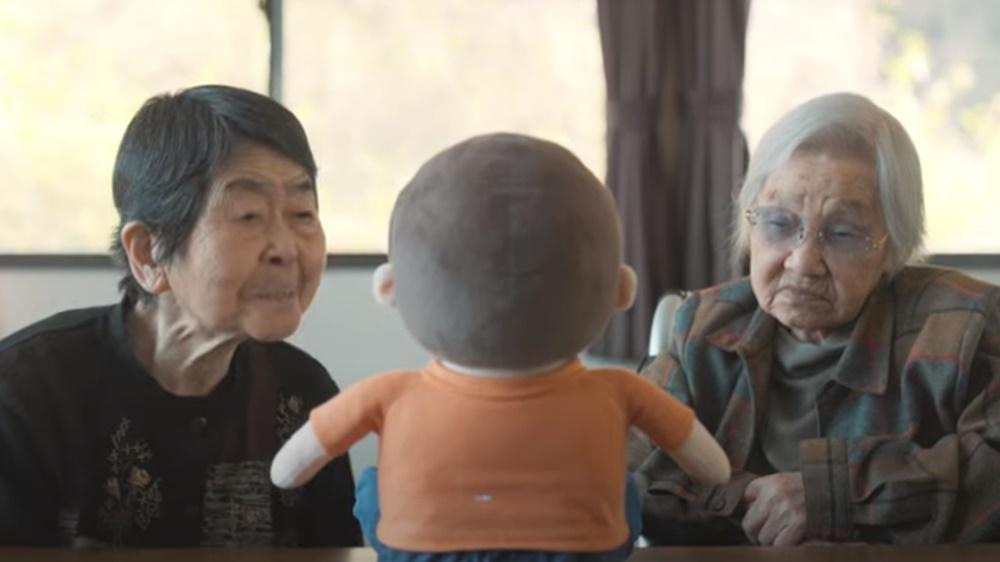 日養老院引進AI洋娃娃，舒緩長者緊張與孤獨。(YouTube)