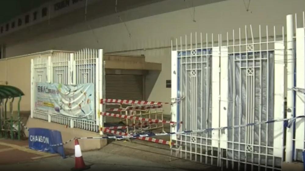 荃灣西約體育館鐵閘倒塌，清潔工受傷送院。(電視截圖)