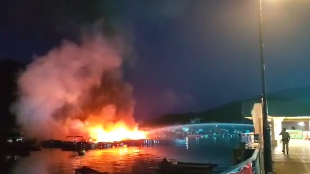 索罟灣有魚排疑電線短路起火，消防水警射水撲熄。(香港突發事故報料區(新版)@FB)