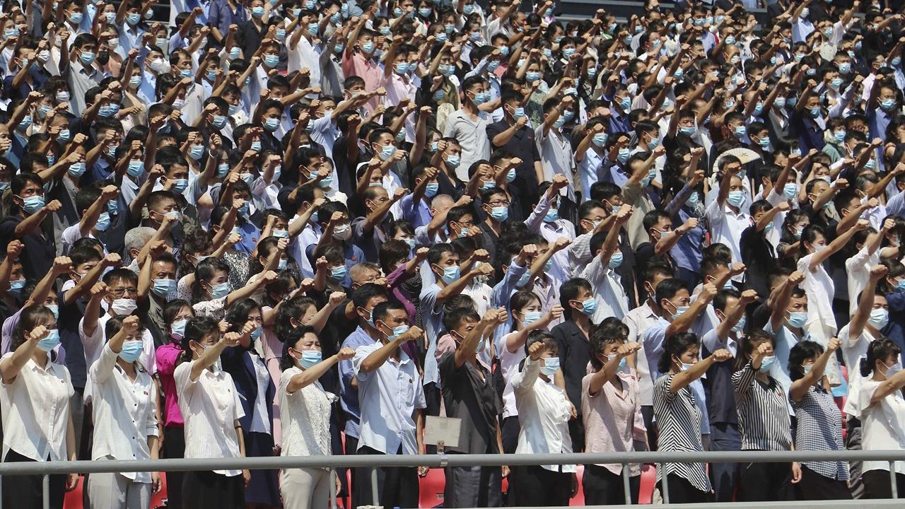 北韓反美集會逾12萬人參與，朝方：美國將半島逼近核戰臨界點。(AP)