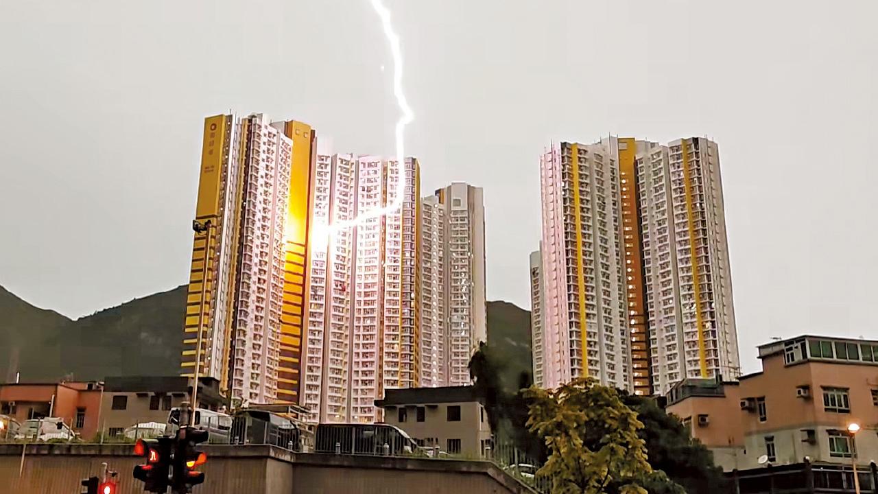 罕見閃電劈大廈！ 屯門和田邨中層單位遭雷擊 石屎掉落 戶主受驚幸無人受傷