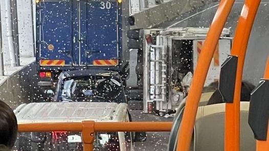 垃圾車翻側，垃圾散落一地。(馬路的事討論區fb圖)