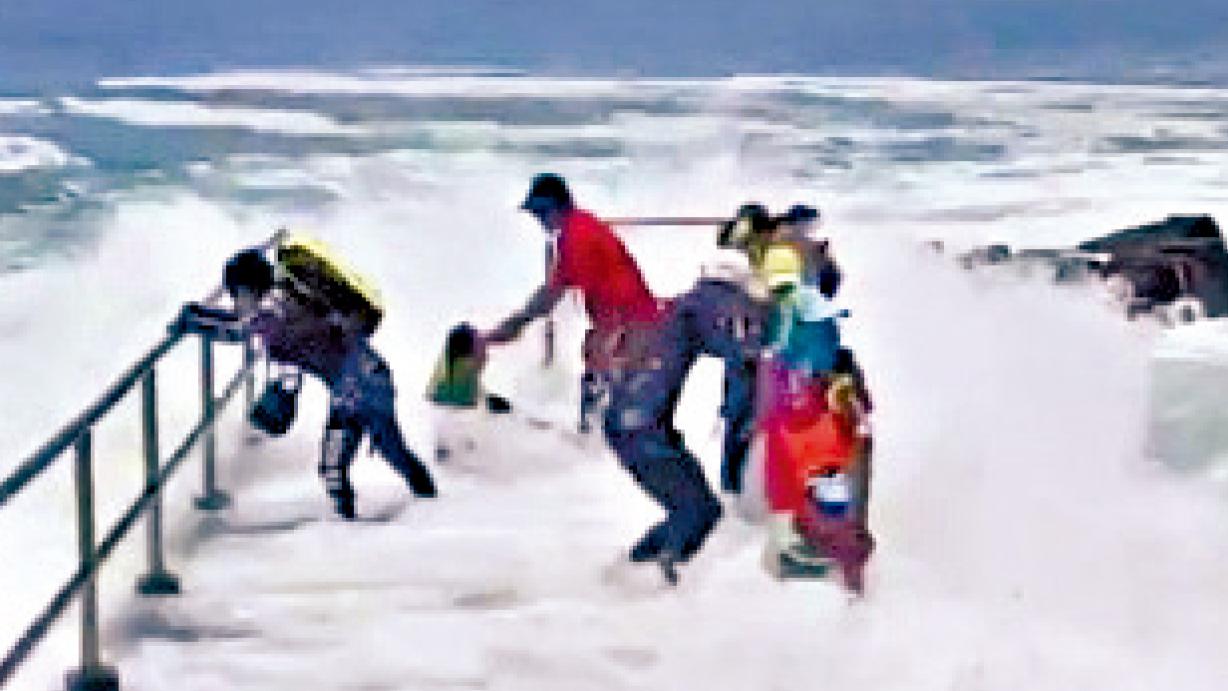 43歲婦鴨脷排行山被大浪捲走 影片記錄意外一刻