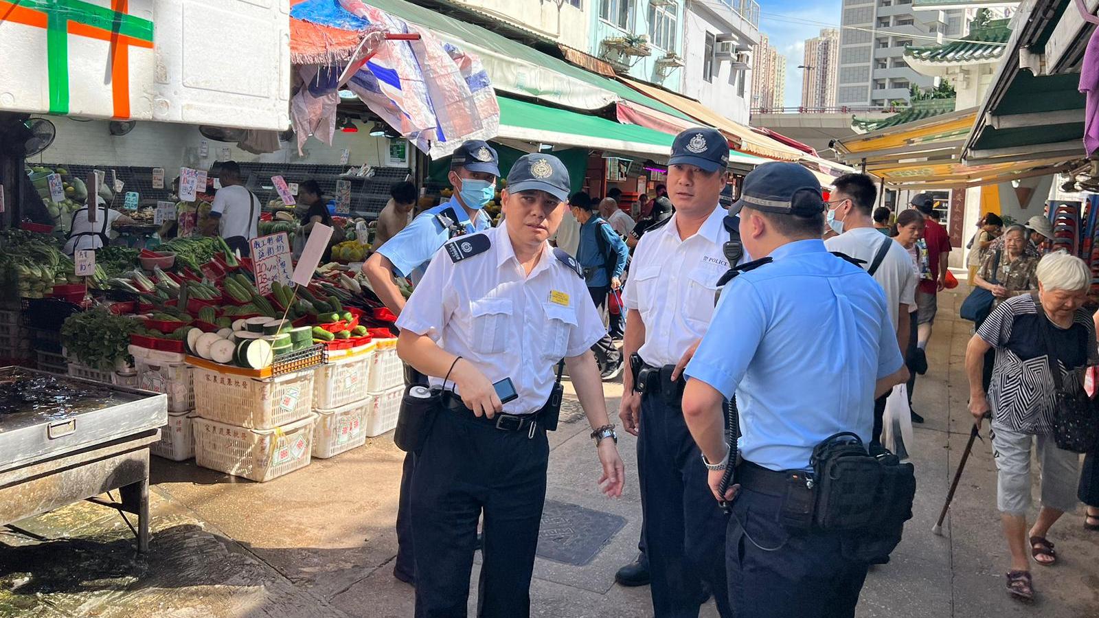 警方一連兩日聯同食環署「洗太平地」，下午到黃大仙清水灣道打擊店舖阻街。(警方圖片)