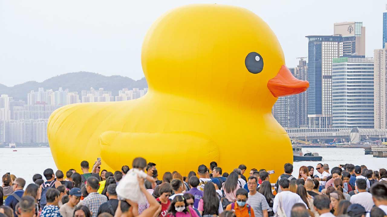 黃鴨暢游維港9天 父親節壓軸巡遊 市民打卡送別