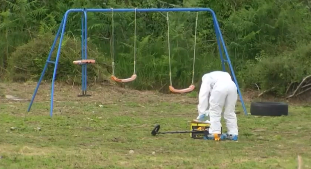 疑涉鄰里噪音爭拗 英11歲女自家花園盪鞦韆 遭鄰居槍殺 父母頭部中彈