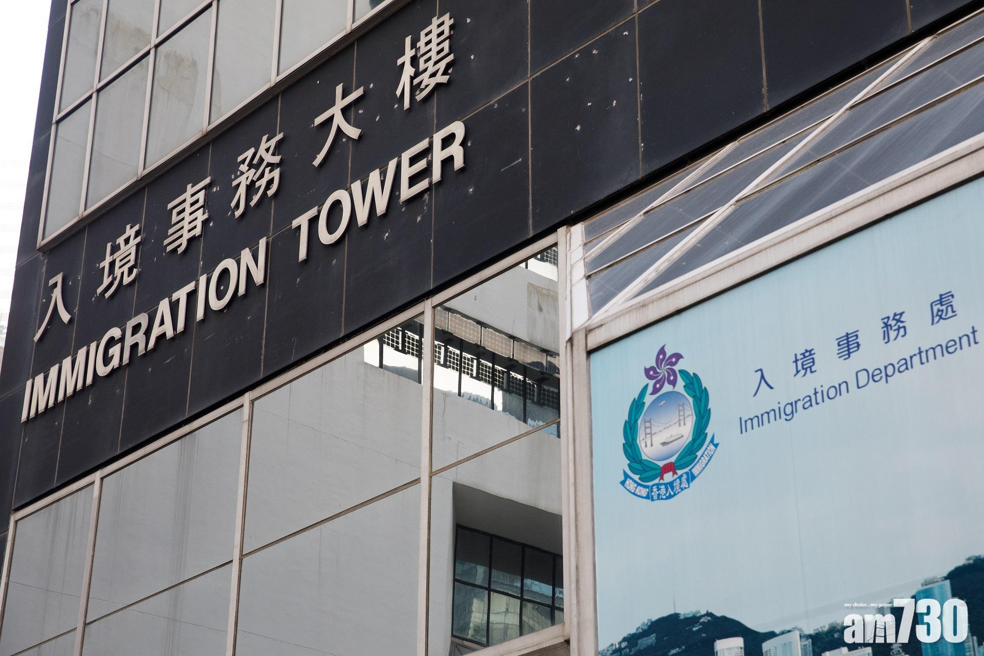 兩名男工灣仔入境事務大樓吊船開工疑故障 一度被困半空