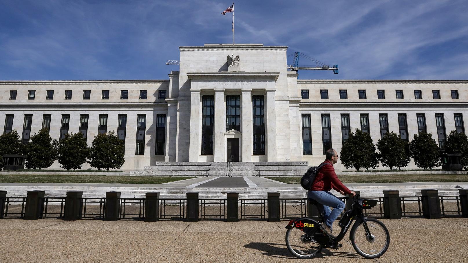 美股反覆向上  兩手部署購證及沽證