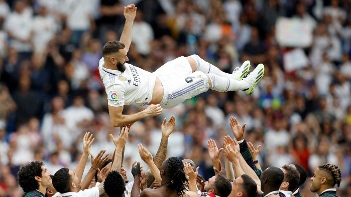 皇馬隊友賽後歡送賓斯馬。(路透社)