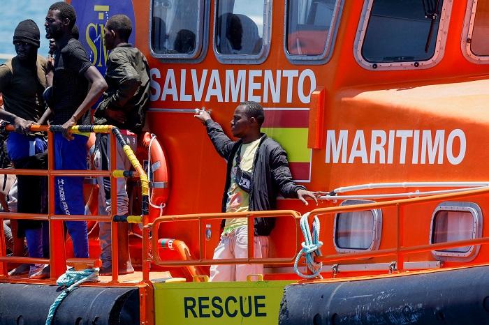 西班牙海岸防衛隊救起多人。(路透社)