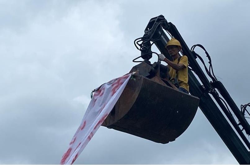 西貢數名工人危坐天台及夾斗車 追討欠薪約60萬元　