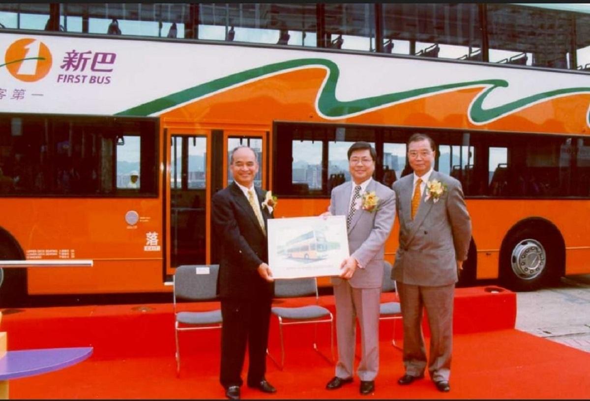 新巴高層當年與政府官員在新巴巴士前合照，左起為時任新巴主席鄭家純、時任運輸局局長吳榮奎、時任新巴董事總經理許雄。(關則輝FB圖片)