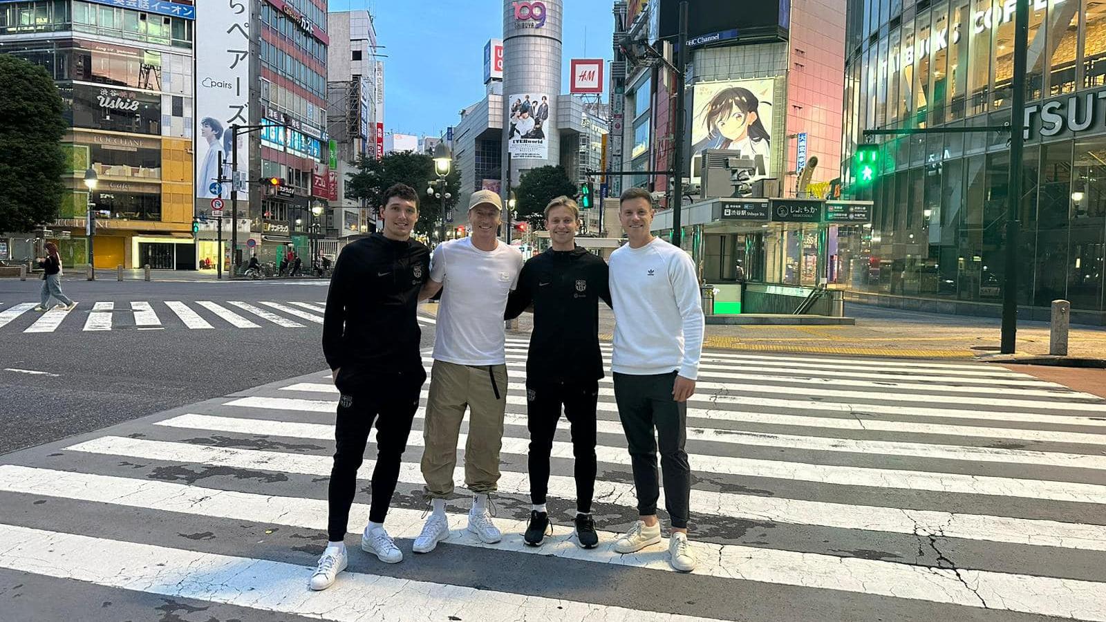 利雲杜夫斯基與隊友清晨遊東京。(Instagram圖片)