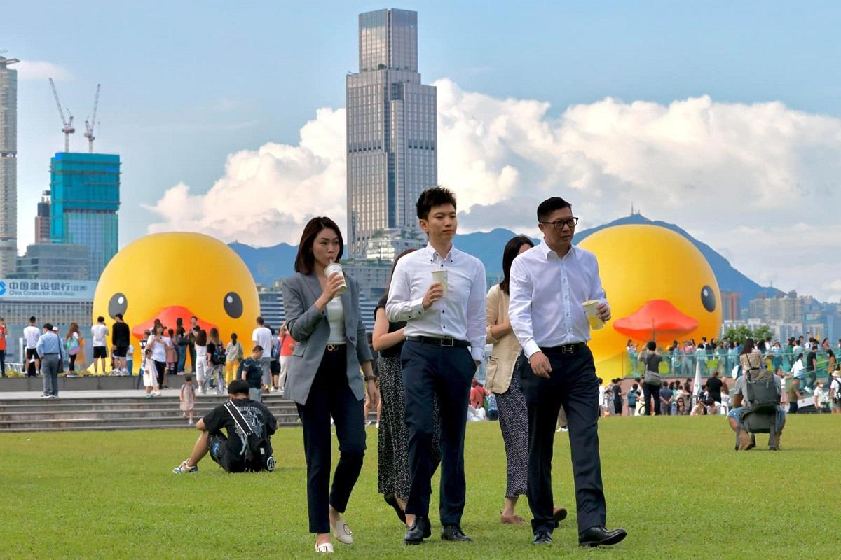 鄧炳強(前排右一)同佢嘅創作團隊今日去咗添馬公園散步。(鄧炳強FB)