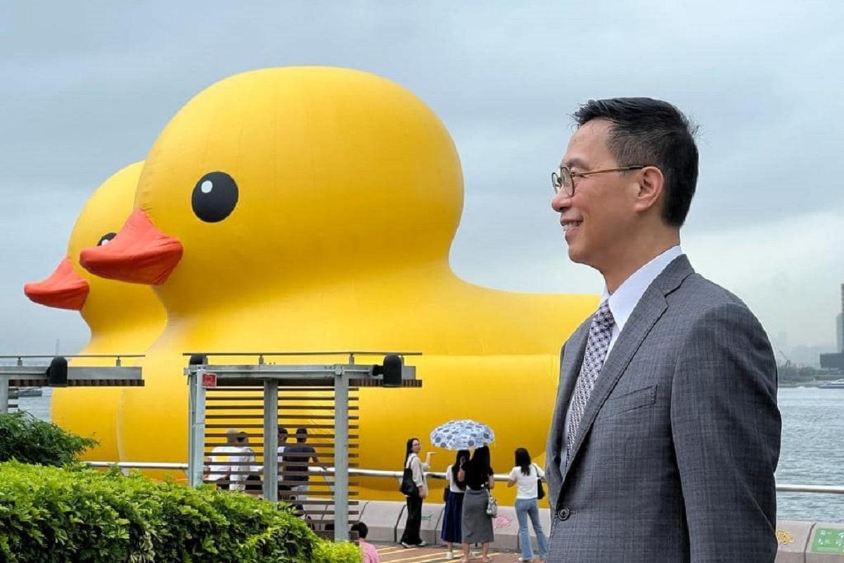 楊潤雄同兩隻黃鴨一齊合照。(楊潤雄FB)