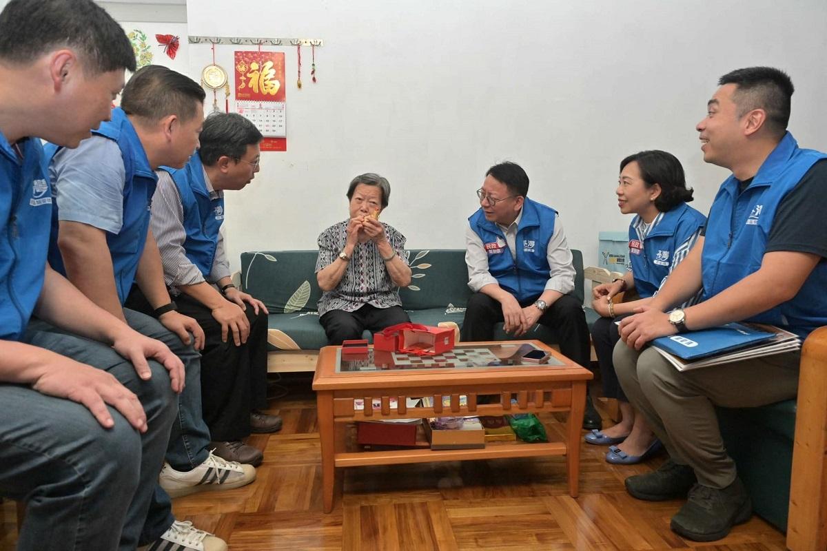 陳國基(右三)同麥美娟(右二)化身關愛隊「一日特約隊員」，去荃灣探望「老友記」。(陳國基FB)