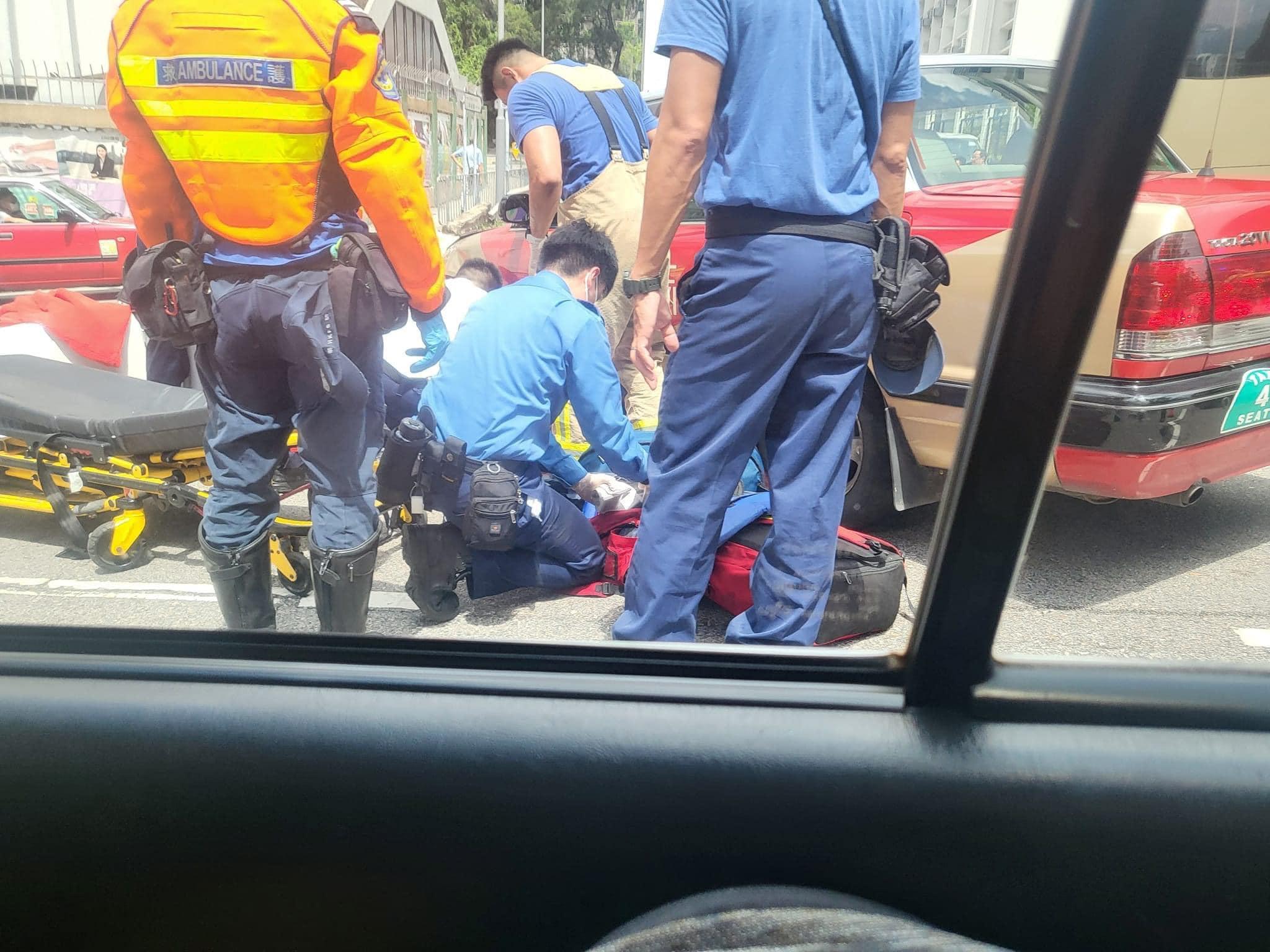 荃灣大窩口道電單車與的士相撞 鐵騎士倒地受傷