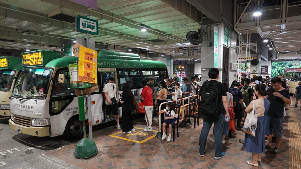 政府持續最少兩月在小巴打擊違規使用二元乘車優惠。(陳奕釗攝)