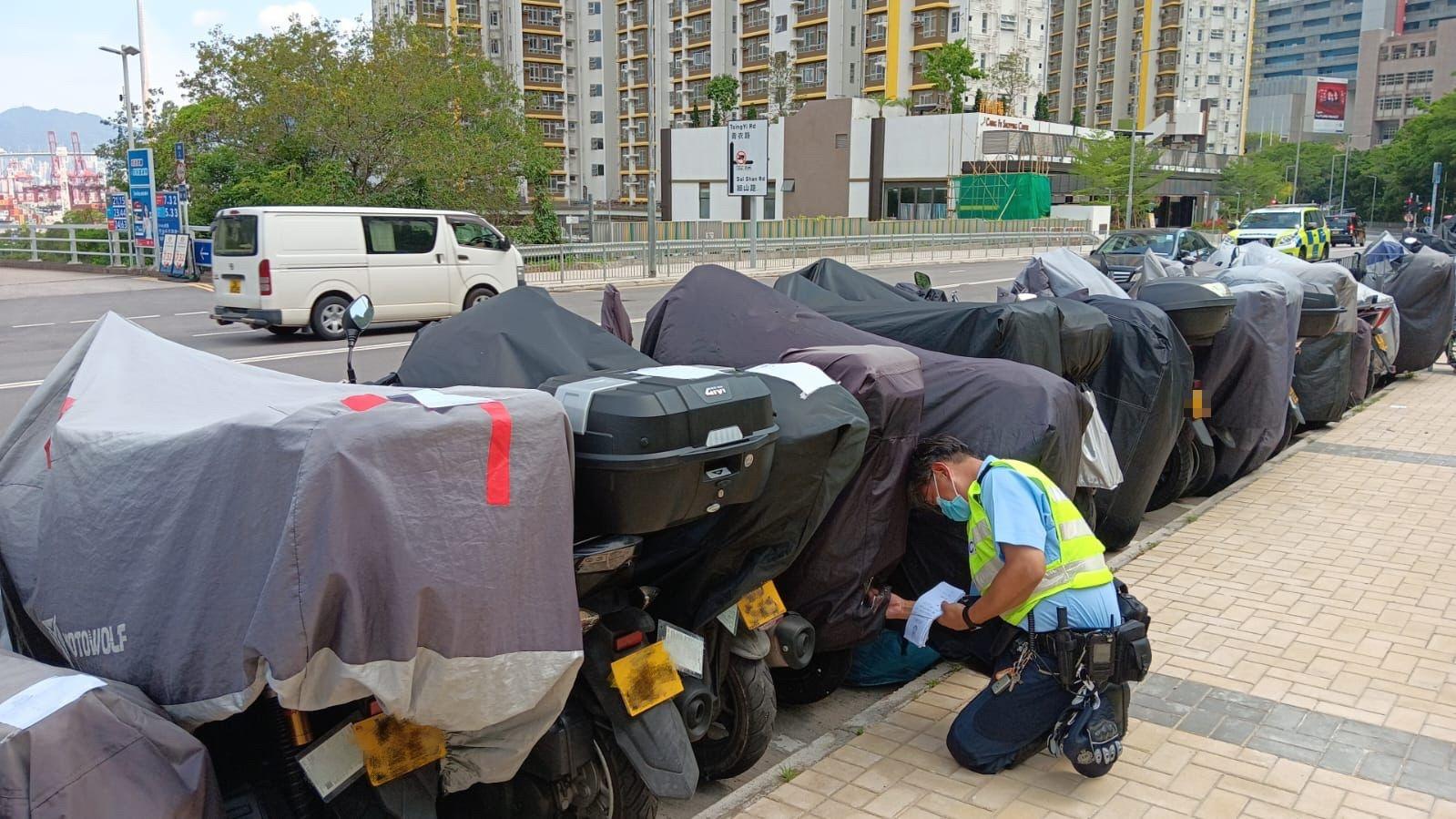葵青警區針對拆牌違泊拖走1電單車　另向39架停泊逾24小時電單車發傳票