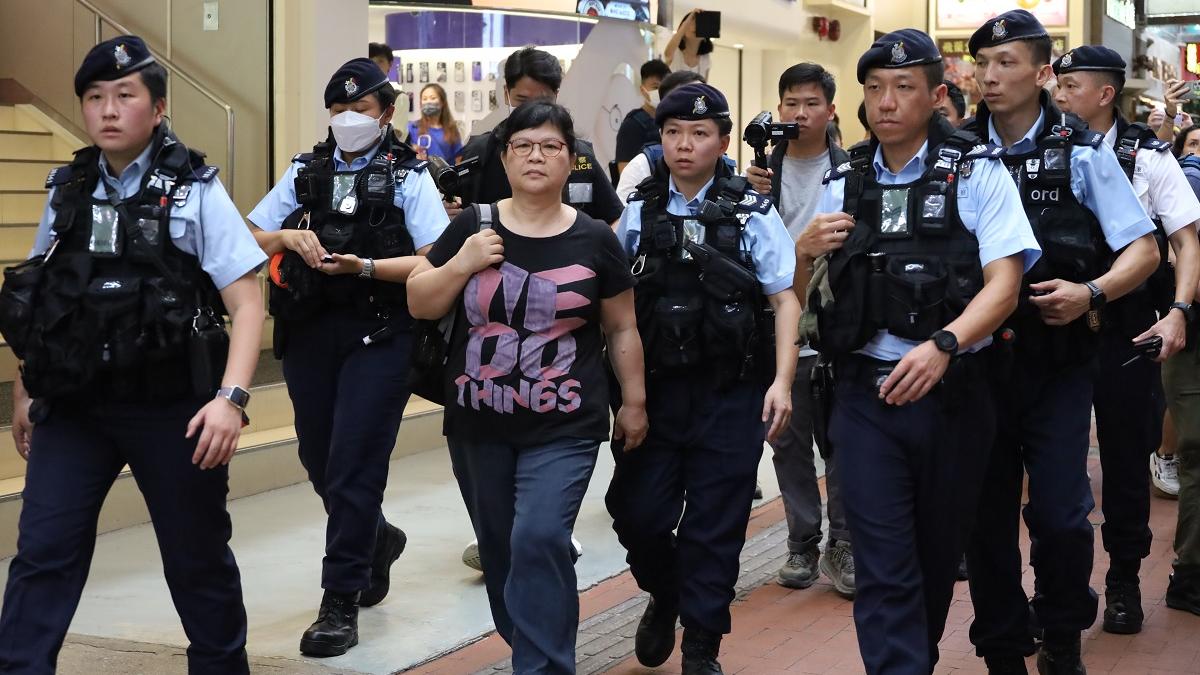 警方六四當日在銅鑼灣帶走多人，包括特約記者麥燕庭(左三)。(資料圖片／鍾式明攝)