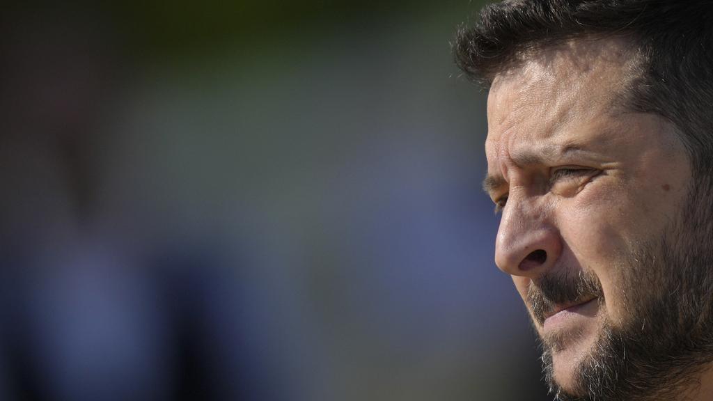 澤連斯基到被水災影響地區視察。(美聯社)