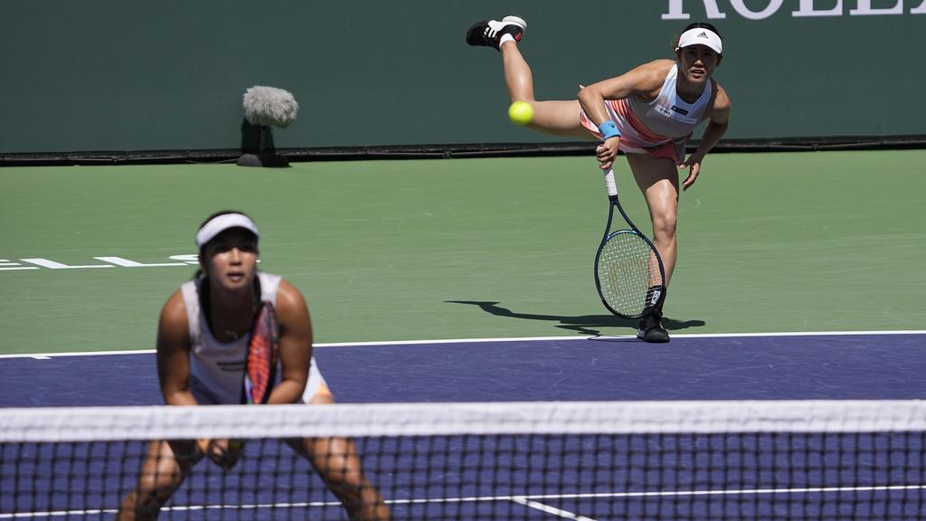 法網女雙賽事，日本的加藤未唯因為打中球僮而被取消資格。(美聯社)