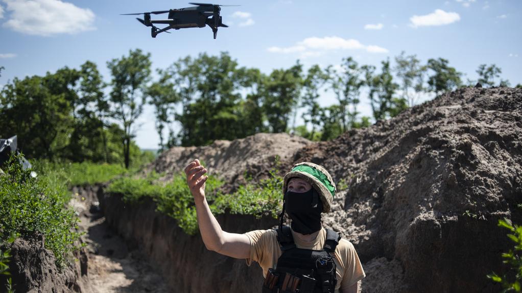 烏克蘭在克爾松利用無人機向災民送水。(美聯社)