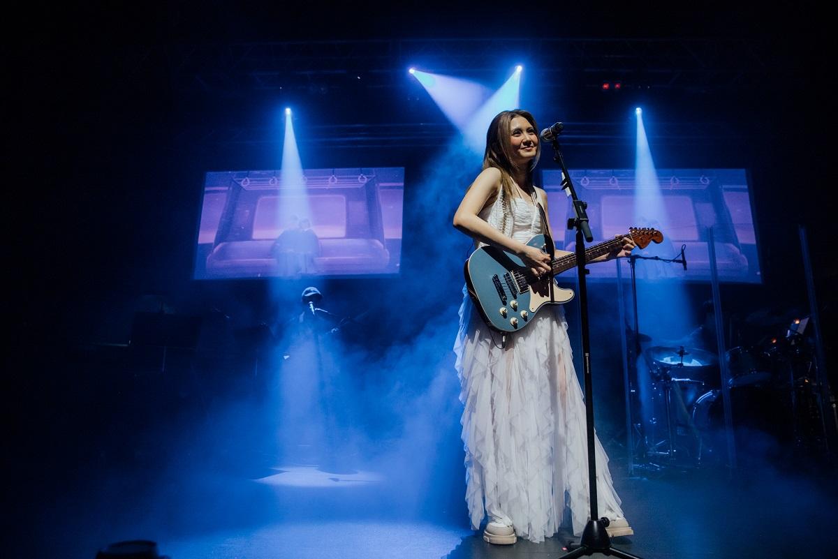 黃妍英國巡唱重遇熟悉樂迷 一度泣不成聲