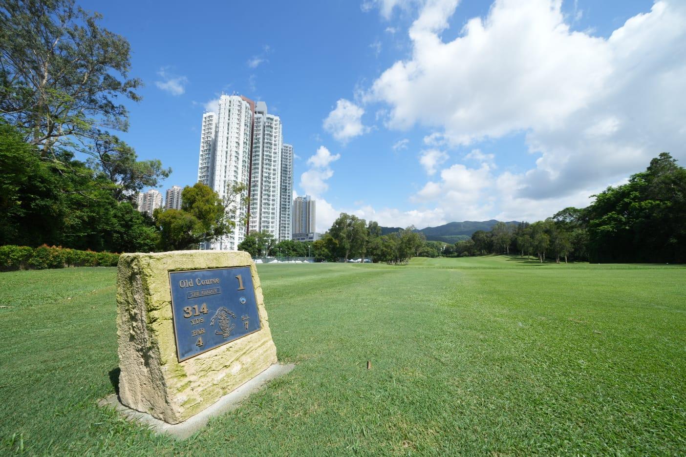 本土研究社成員陳劍青憂慮，政府主導「褪軚」將粉嶺高球場約9公頃用地改劃成「未決定用途」，是放棄興建公營房屋的先兆。 (陳奕釗攝)