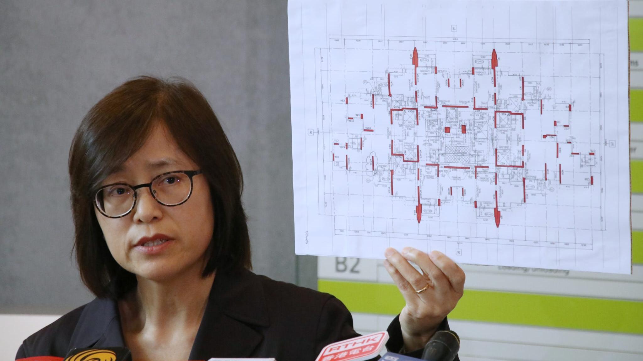 屋宇署上月29日向康城涉事單位業主發出命令，要求15天內展開修繕工程，屋宇署上周五收到業主提交的建議，署方仍在審批中。（資料圖片）屋宇署上月29日向康城涉事單位業主發出命令，要求15天內展開修繕工程，屋宇署上周五收到業主提交的建議，署方仍在審批中。（資料圖片）屋宇署上月29日向康城涉事單位業主發出命令，要求15天內展開修繕工程，屋宇署上周五收到業主提交的建議，署方仍在審批中。（資料圖片）屋宇署上月29日向康城涉事單位業主發出命令，要求15天內展開修繕工程，屋宇署上周五收到業主提交的建議，署方仍在審批中。（資料圖片）