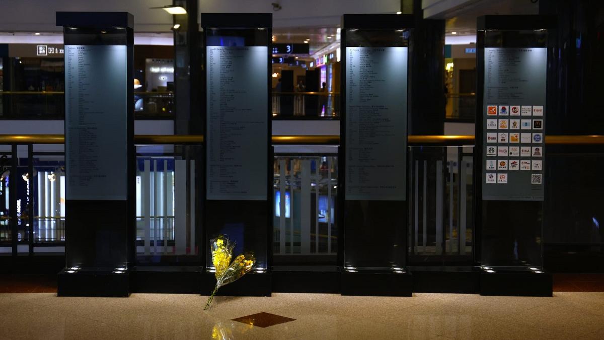 鑽石山荷里活廣場6月2日發生謀殺案，案發後第二日有市民在疑犯作案及被制服的商場指示牌前獻花。(林俊源攝)