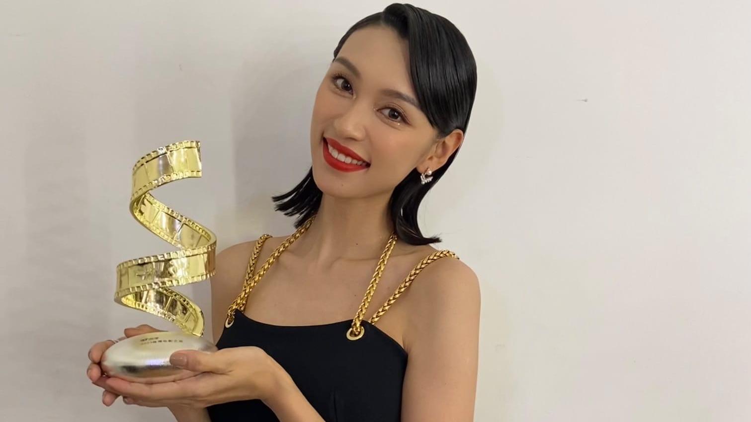 王丹妮獲微博電影之夜進取演員獎    喜遇偶像周潤發成功集郵