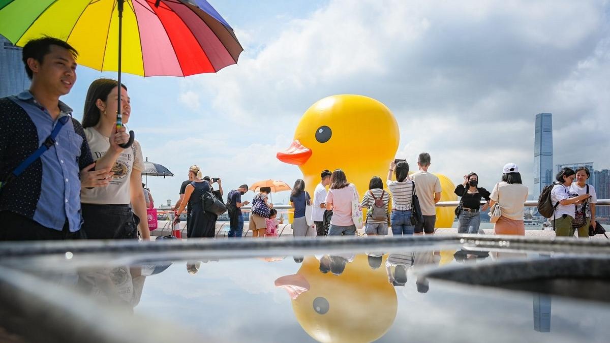 即使維港今日只有「落單」黃鴨，仍無損市民到場欣賞的興致。(李睿哲攝)