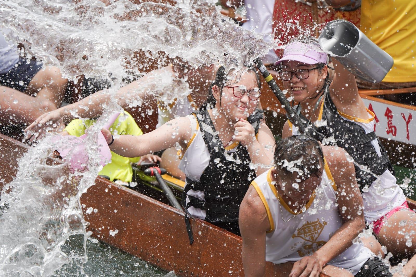 多區有龍舟競賽，市民形容氣氛熱鬧。