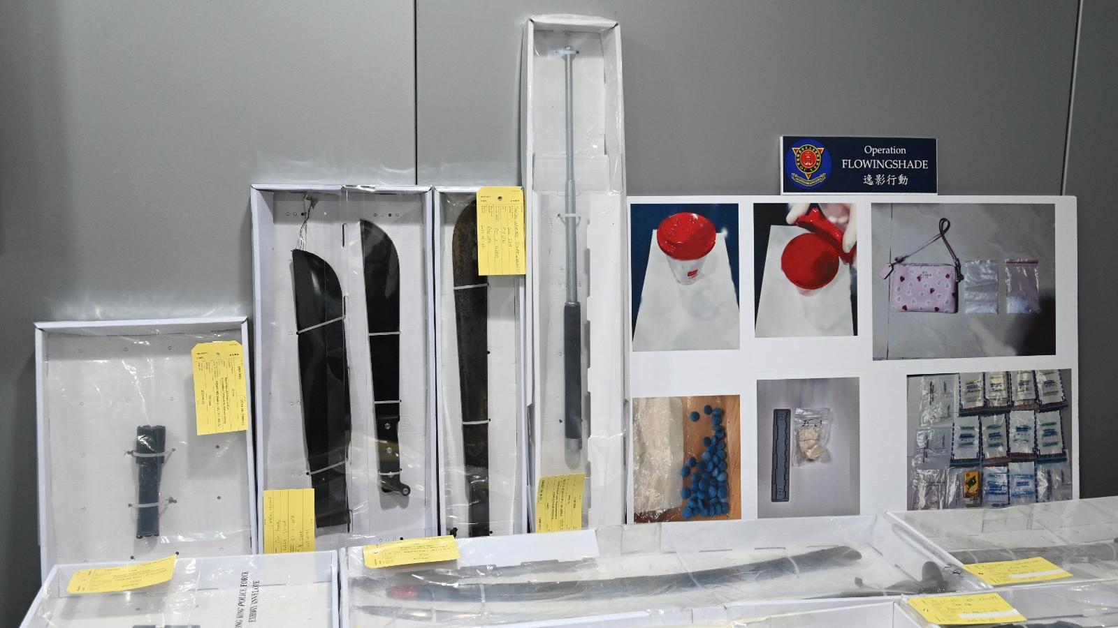 警方打擊黑社會行動搜獲大批武器。