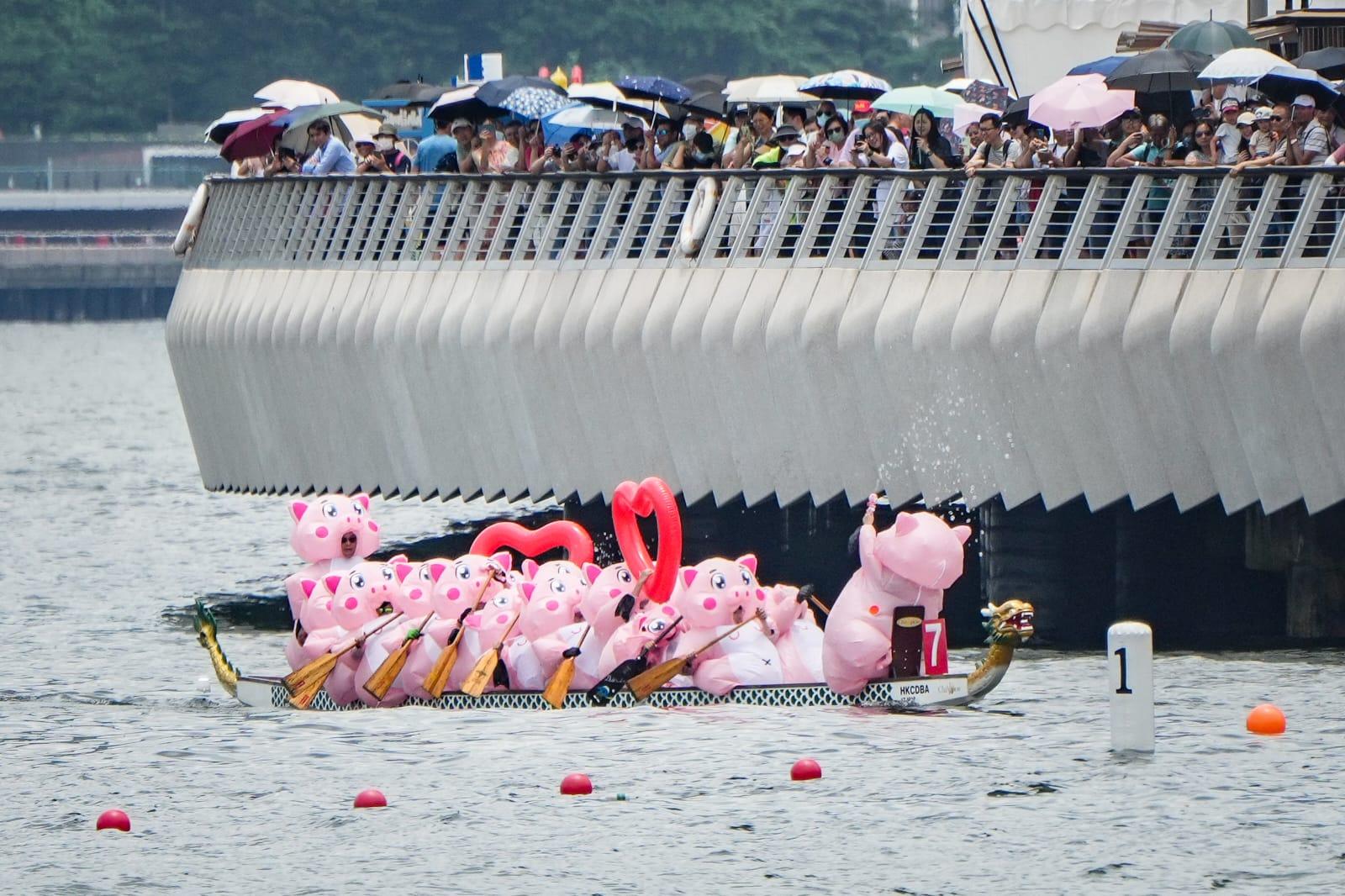 香港國際龍舟邀請賽維港上演，大批市民到場觀戰。