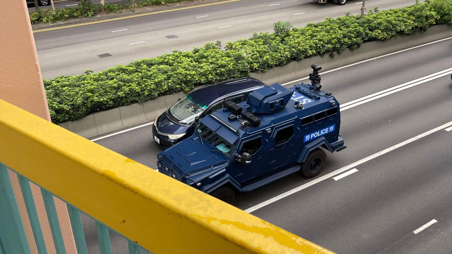 七一｜警方一連兩日灣仔會展加強佈防   「劍齒虎」裝甲車巡邏 