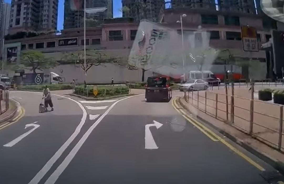 車cam直擊︱將軍澳私家車當警車無到　逆行兼剷上行人路駛走