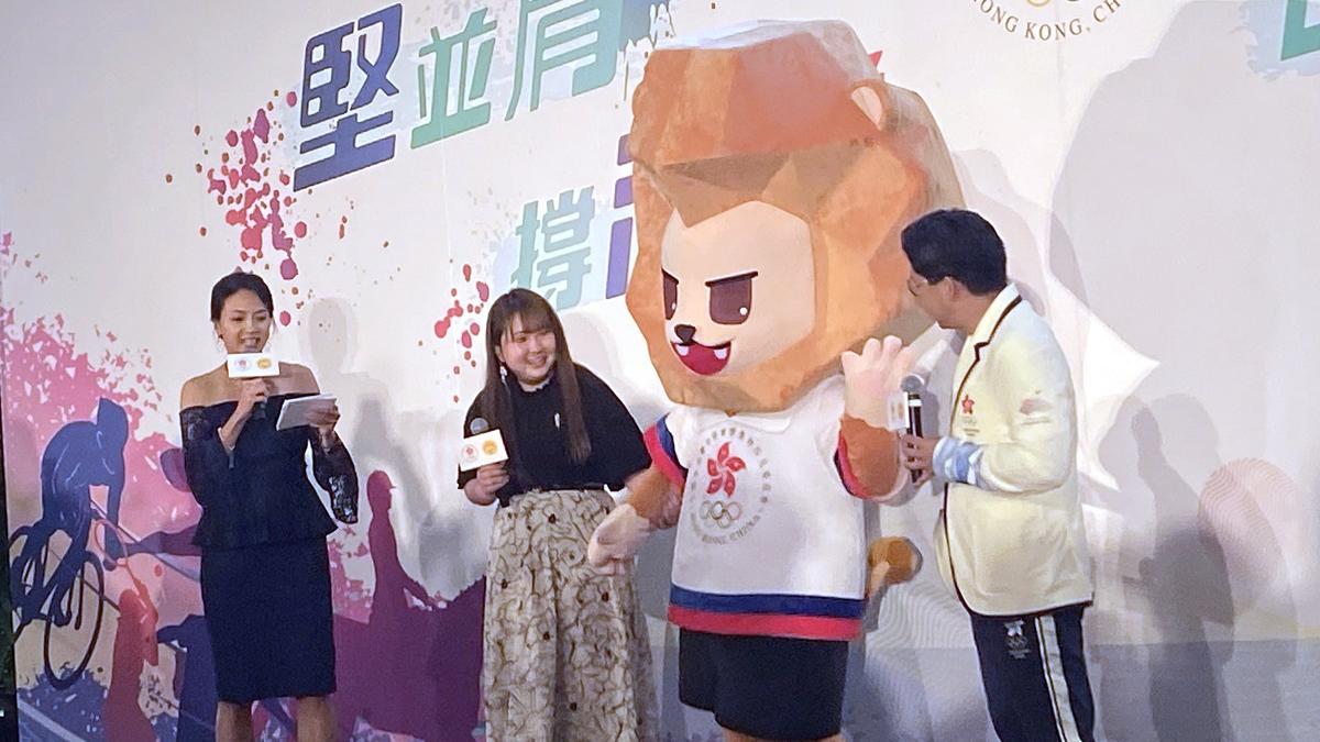 港協暨奧委會公布中國香港代表團的全新吉祥物「堅仔」，左二為潘祖瑩。(鄭惠文攝)