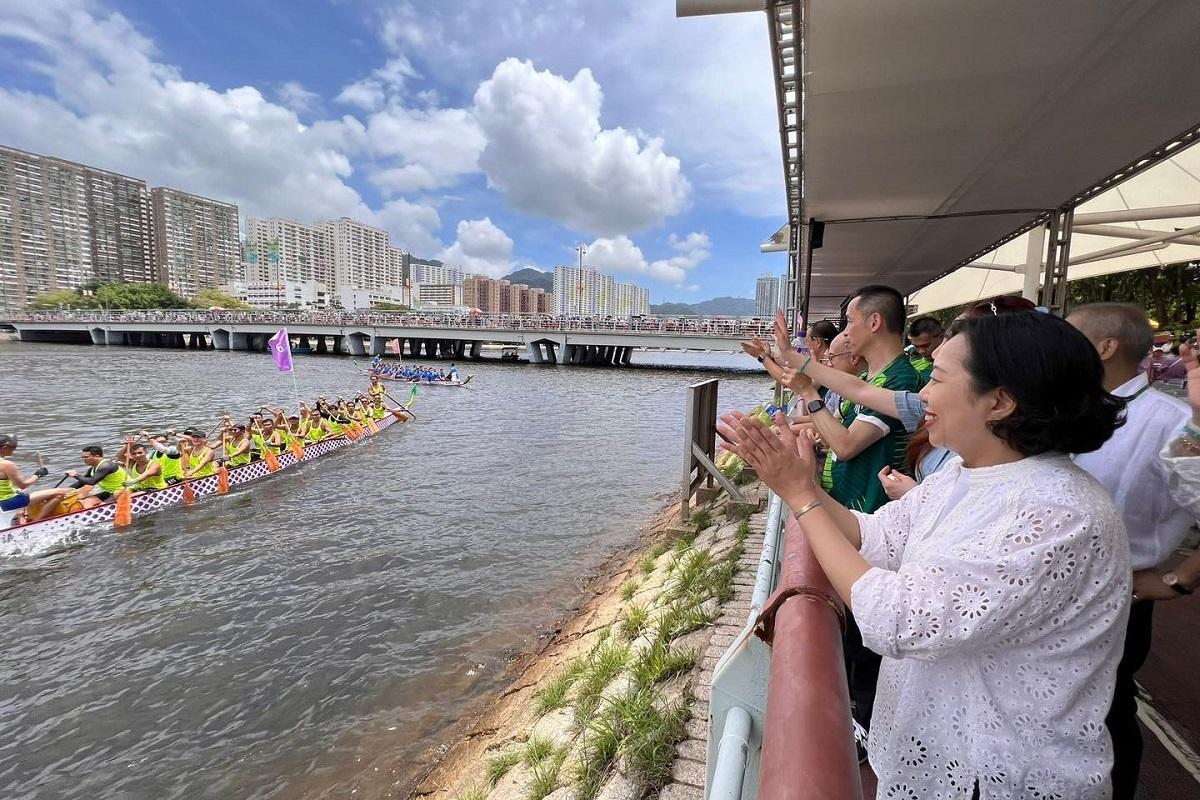 麥美娟(右一)到沙田觀賽「中龍混合總錦標賽總決賽」賽事。(麥美娟FB)